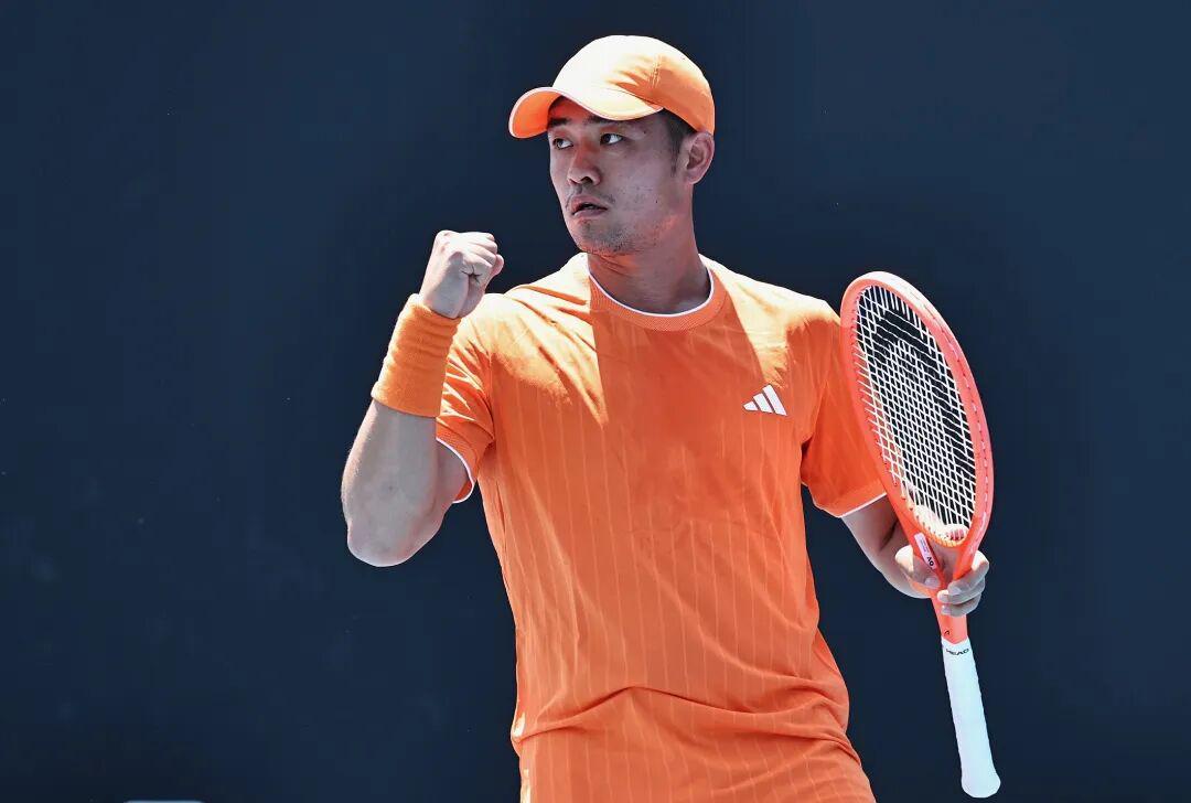 澳网正赛首轮收官日：王欣瑜93分钟打卡下班，吴易昺淘汰“击败过德约”的意大利选手